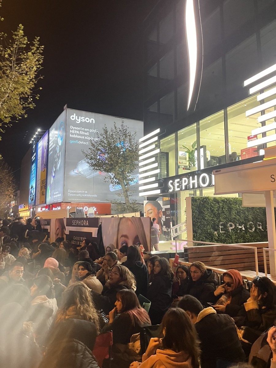 AstroDedikodu's tweet photo. Yarın cadde sephora hediye dağıtacak 1 gün önceden sıra olmuşlar şaka mı https://t.co/JuXX5xYrHT