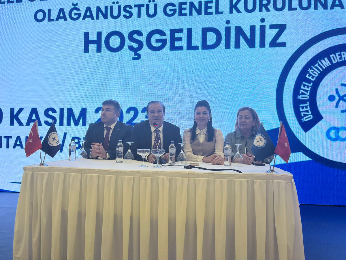 Özel Özel Eğitim Kurumları Dernekleri Federasyonu olağanüstü genel kurulunda, genel başkanımız Yunus Kılıç selamlama konuşmalarını yapıyorlar.