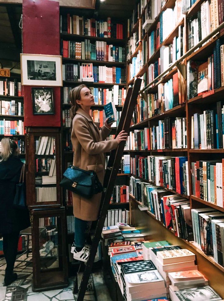 «Me cae bien la gente que lee libros y no solo lo digo porque yo suelo escribirlos. Los lectores de libros son los que tienen las mejores conversaciones».

Stephen King ✍️