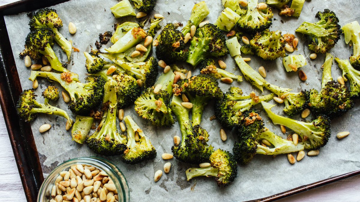 Fooddotcom's tweet photo. Make the best of your broccoli with just a few simple ingredients! 🥦 Get the recipe: https://t.co/fupkVZXEzw https://t.co/7iY8nxqFyo