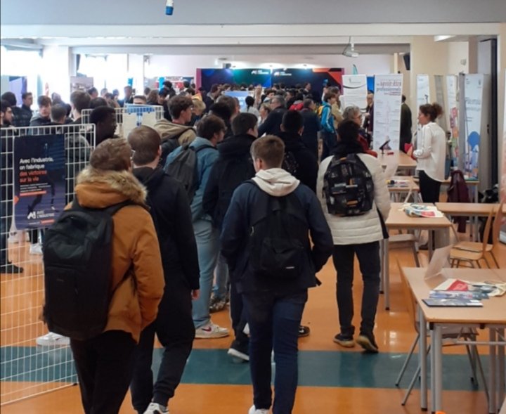 👏Belle réussite du salon de l'#Industrie au lycée Augustin Thierry à Blois : de nombreux demandeurs d'emploi et  jeunes ont rencontré 23 employeurs ➡️  mobilisation de tous !  Avec @Uimm , <a href="/CCI_41/">CCI Loir-et-Cher</a>, #OPCO  , <a href="/MLduBlaisois/">MISSION LOCALE BLOIS</a>, @poleemploi_RCVL 👍
