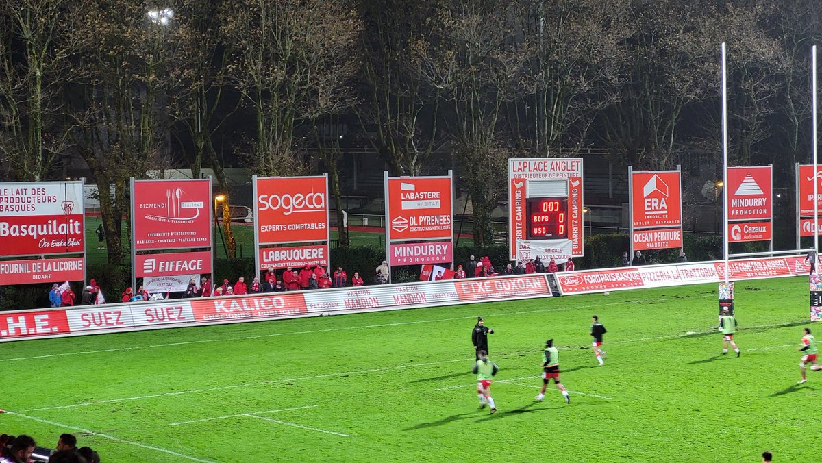 icigascogne's tweet photo. 🏉 Une quarantaine de supporters de l'@usdaxrugby a fait le déplacement à Aguilera. Ils seront en pesage derrière un en-but malgré la pluie, plutôt qu'en tribunes. Tous fustigent l'attitude du président biarrot Jean Baptiste Aldigé et soutiennent Benjamin Gufflet. #BODAX #FBsport https://t.co/6knRYgJEjO