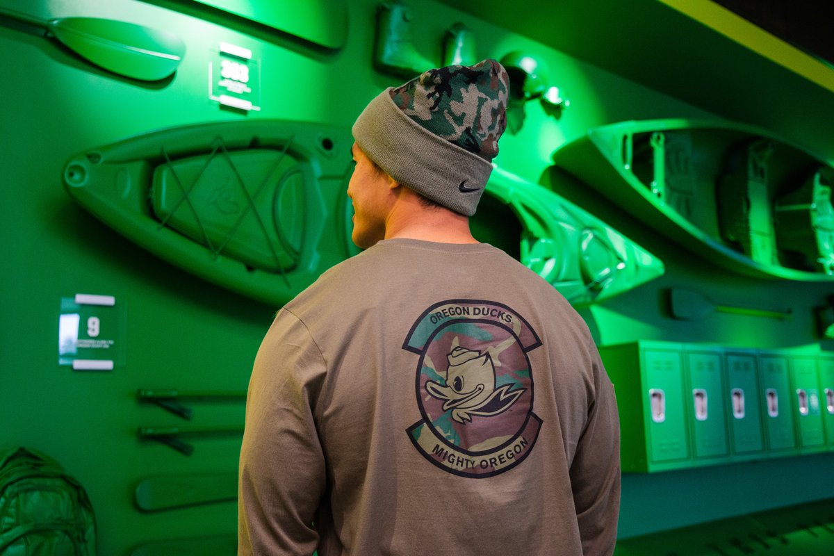 uoregon's tweet image. This #DuckFriday, join us in honoring our UO veterans and thanking them for their selfless dedication and service. 🦆🇺🇸 
📸:@TheDuckStore