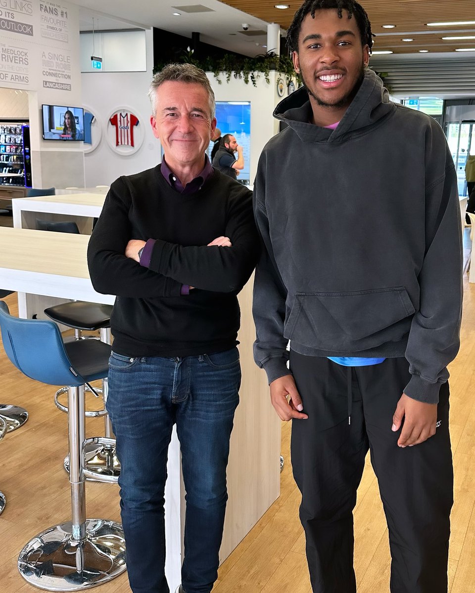 This is Isaiah who play for @Mancity under 18’s and has also played for England under 17’s. 

We met today after I discovered he’d read my SUMO book… which was published before he was born! 
#MCFC 
#mcfc