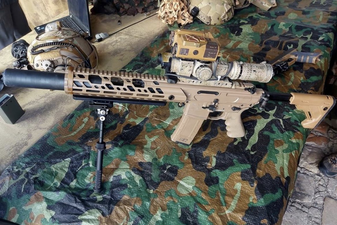 Équipier SAS du 1er RPIMA armé d’un sig SCX.  Même si de plus en plus de ces MCX sont disponibles au sein du 1er RPIMa permettant une large diffusion, ils sont encore principalement utilisés pour les tireurs d'élite 🇫🇷 #COS #ForcesSpécialesFrançaises