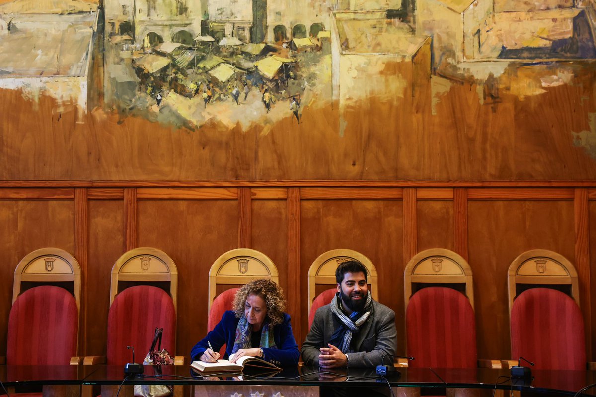 territoricat's tweet photo. Abans de visitar les obres, la consellera @estercapella ha signat el llibre d'honor de Montblanc acompanyada del seu alcalde, @oriolpallisso https://t.co/GwGlTdc7qM