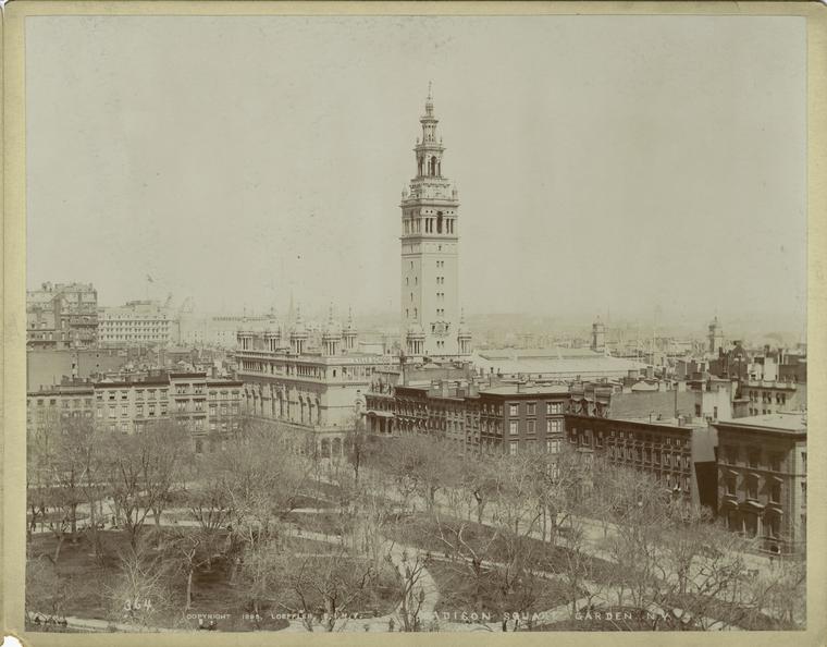 SevillaInsolita's tweet photo. La desaparecida Giralda de Nueva York.

Año ¿? (principios del siglo XX).

Dicha réplica formaba parte del primer Madison Square Garden. Tenía 134 metros de alto, convirtiéndose en el primer rascacielos de la icónica ciudad estadounidense. https://t.co/D7dZ4UxIgE