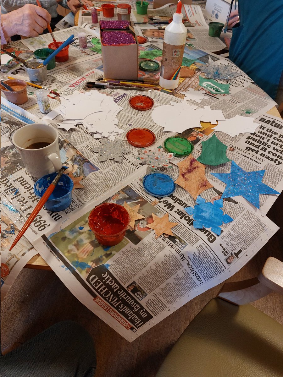 Allison19716's tweet photo. @HC_One Rose Court the lovely Sarah from @ManchesterMojo @creativemojo followed our arts for Xmas. The residents enjoyed making this today. @NAPAlivinglife @Artsincarehomes @leabat3 @KarenDavies9040 arts is a fantastic way to express yourself.  ❤️ https://t.co/Uo0GfjbQ5m