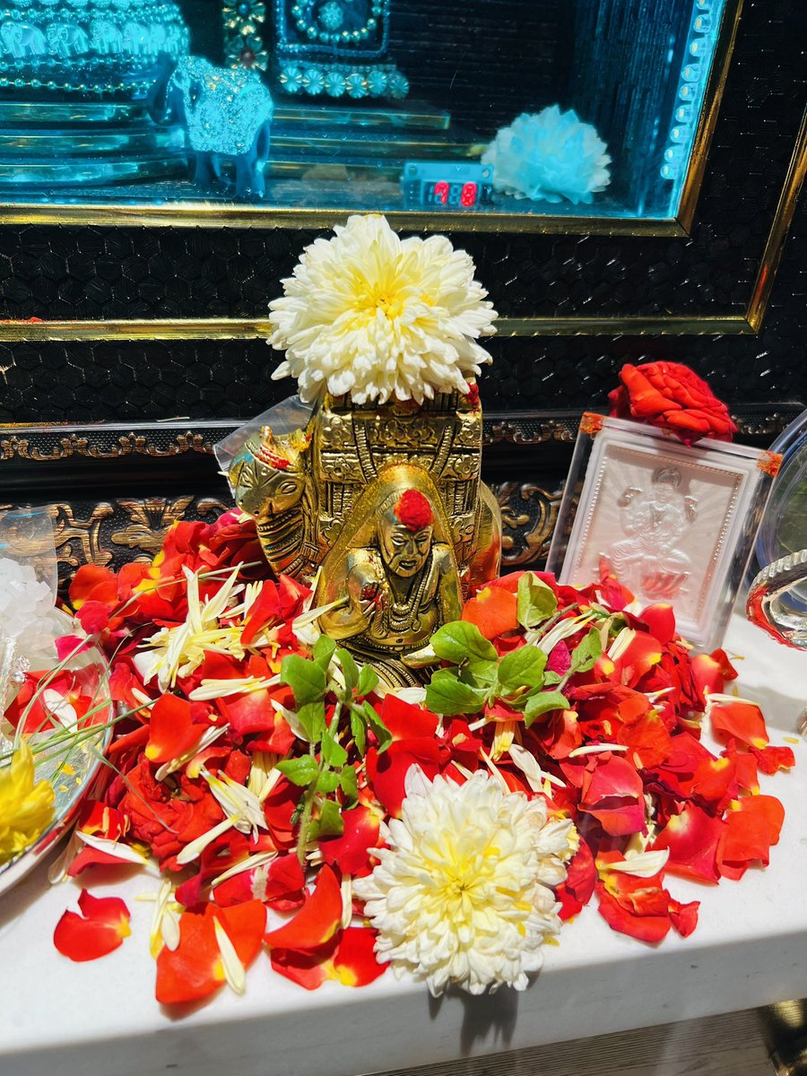 Msrishikasharma's tweet photo. ಶ್ರೀ ಗುರುಭ್ಯೋ ನಮಃ

As we make our slow pilgrimage through the world, a certain sense of beautiful miracle seems to gather and grow. 😍🎬

#piligrimage #mantralayam #gururaghavendraswamy #niharish #temple #travelphotography #travel #rishikasharma #nihalr #trending2023 https://t.co/kMdyw4ea1w
