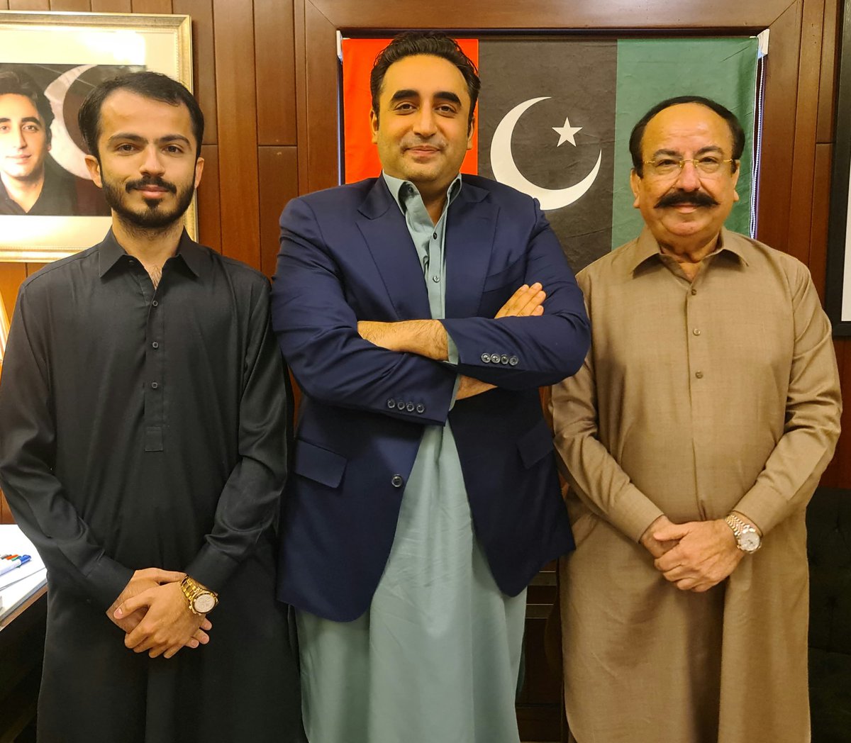 GiyanEssarani's tweet photo. کراچی: پاکستان پیپلزپارٹی کے چیئرمین بلاول بھٹو زرداری سے سندھ حکومت کے سابق وزیر گیانچند ایسرانی نے اپنے صاحبزادے کمل راج ایسرانی کے ہمراہ بلاول ہاؤس میں ملاقات کی، اس موقع پر ضلع جامشورو کی سیاسی صورت حال پر گفتگو ہوئی۔ @BBhuttoZardari @PPP_Org https://t.co/qVqeRHltvc