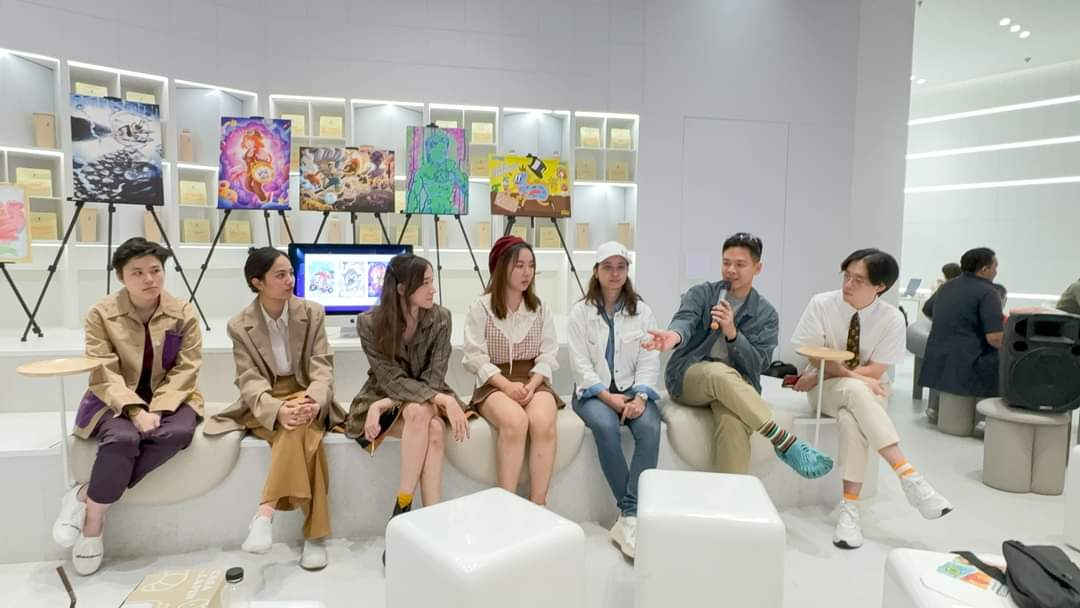 ขอบคุณ 360Gallery ที่ให้พื้นที่ส่องแสงศิลปินตัวเล็กแบบเบิ้มๆ งานนี้ทั้งตื่นเต้นและสนุกมากๆดีใจที่ได้เจอพี่น้องศิลปินรวมถึงทุกๆคนที่มาพูดคุยกันนะคะ😊❤

cr.Toyfully, Hi jessie
#360Gallery