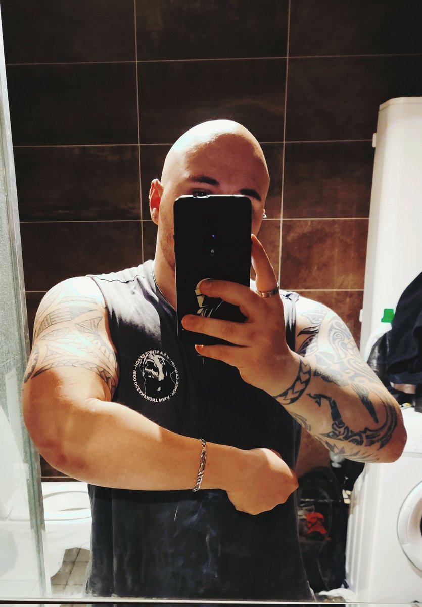 Wshark67's tweet image. Petit UP ça fait longtemps . 

Ça prends forme doucement.
Je gagne en définition. 
Sur la balance on est à -32 kg et il me reste à peut près 8kg de gras a perdre ...

Environ 10 semaines encore a tenir 😅.

Après on ira chercher plus de muscles 😁.

Jvais y arriver !