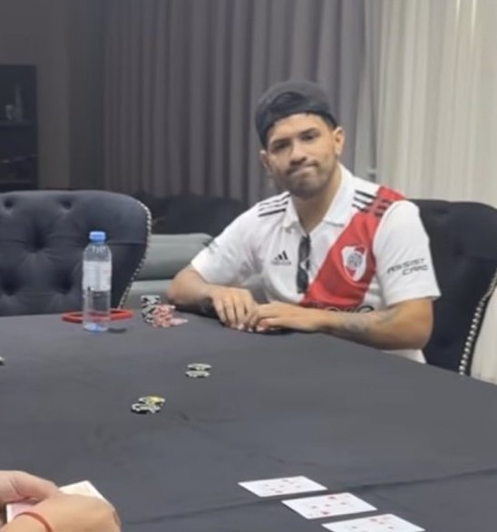 frabigol's tweet photo. EL KUN AGUERO??? HINCHA DEL CLUB ATLETICO RIVER PLATE 🐔🐔🐔 https://t.co/yUDZpoSkUR