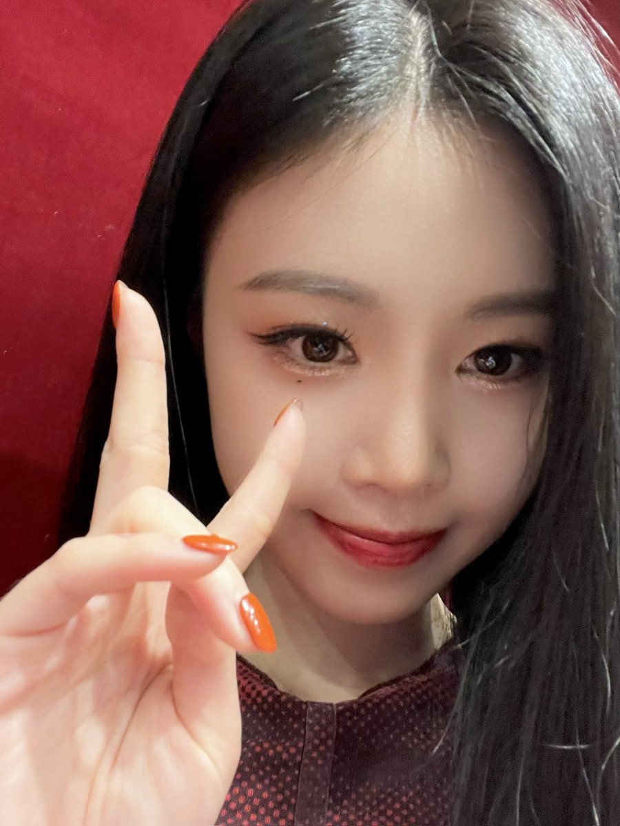 하... 이거말로설명할수없는
수지니만의셀카느낌이잏음..
얼딩같은표정+볼이 동글덩글 알밤가틈+ 코를 눌러보거시픔.. 
나이게너무좋음...