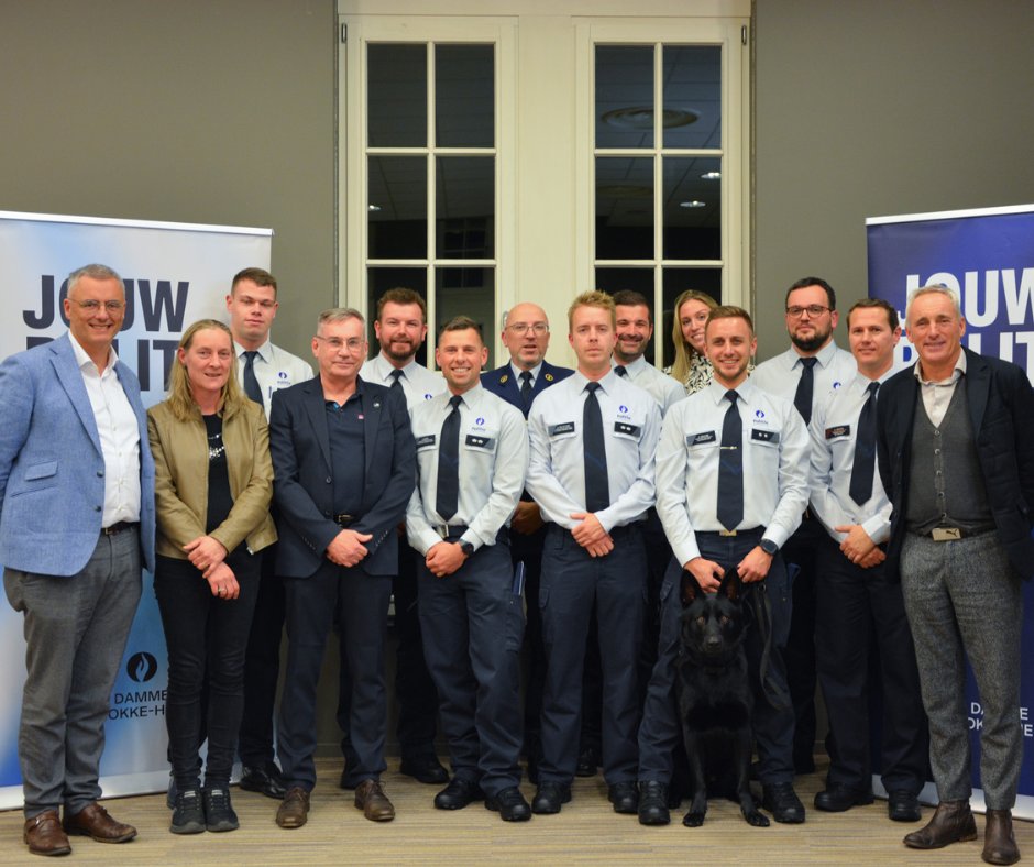 Het is officieel. ✌️ Korpschef Steve Desmet stelde gisteren 11 nieuwe teamleden voor aan de politieraad. Check het persbericht via bit.ly/PR09112023. #NieuweLichting