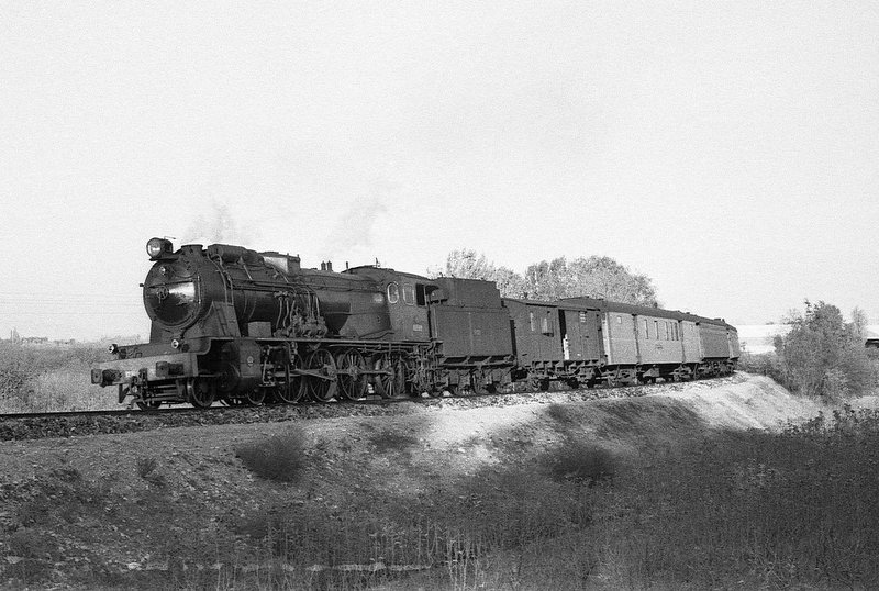 Las fotos en b/n tienen algo especial y más si és el ferrocarril de antaño...locomotora 240F - 2258 ex MZA llegando a Lleida desde La Pobla de Segur con el tren de las 14h 20 minutos el 4/11/1968 foto de David Moulden's #tren #locomotoradevapor #lleida #lapobladesegur