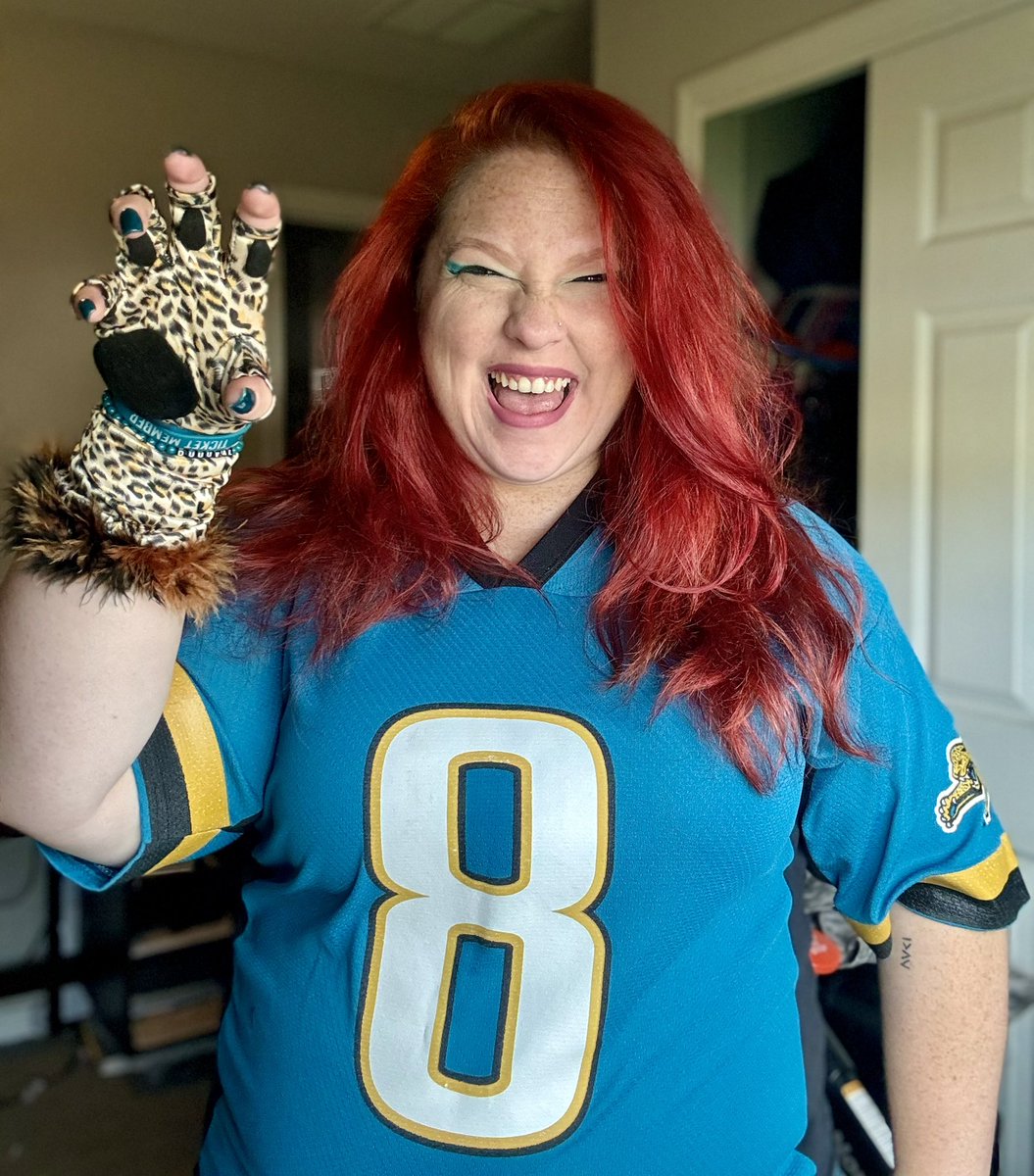 jpaw1002's tweet photo. Then vs now #duuuval #dtwd @Jaguars https://t.co/sGvqz8fi4Y