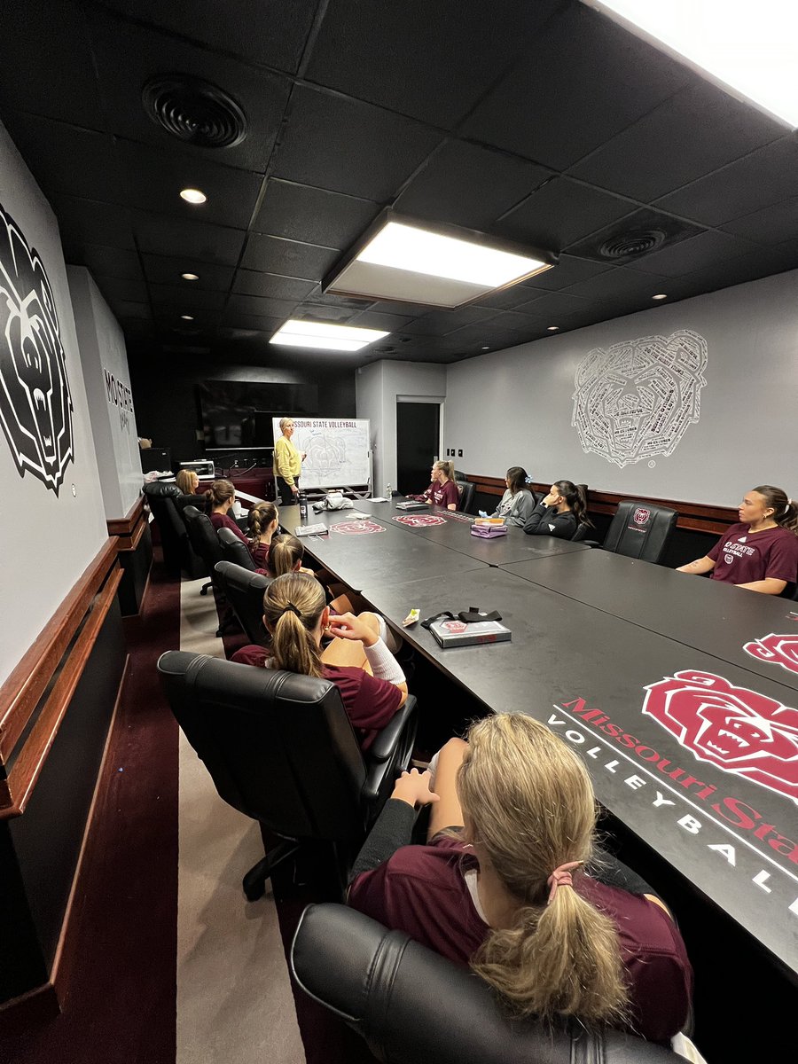 MoStateVB's tweet image. Thank you All-American Kinsey Batten for taking some time to chat with our current Bears about your time at MSU and for sharing your story! We love our alums! #funzone