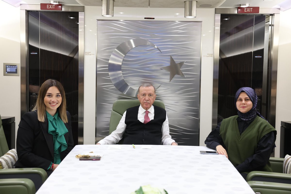 İnsan Hakları başkanımız <a href="/pirilozcelik1/">Pırıl Özçelik</a> ve Sosyal Politikalar başkanımız <a href="/ebrarcoban/">Ebrar Çoban</a>, Genel Başkanımız ve Cumhurbaşkanımız Sayın <a href="/RTErdogan/">Recep Tayyip Erdoğan</a>‘a AK Gençlik faaliyetlerimiz hakkında bilgilendirmede bulundular.