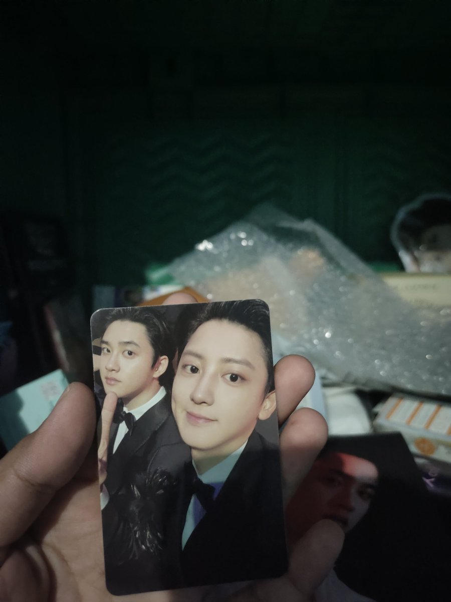 Sebenernya albumnya udah lama sampai, cuman pas itu numpang kerumah temen. Terus hr ini baru unboxing &amp; ternyata biasku pulang dengan mandiri😭🫶🏻 <a href="/najaemaddict_/">Loyijaem mt after dm yaa!</a> makasiii ka acel. Ini go nya wangi bgt, soalnya dulu exo dftf chanyeol juga pulang mandiri, sekarang exo exist jg😭