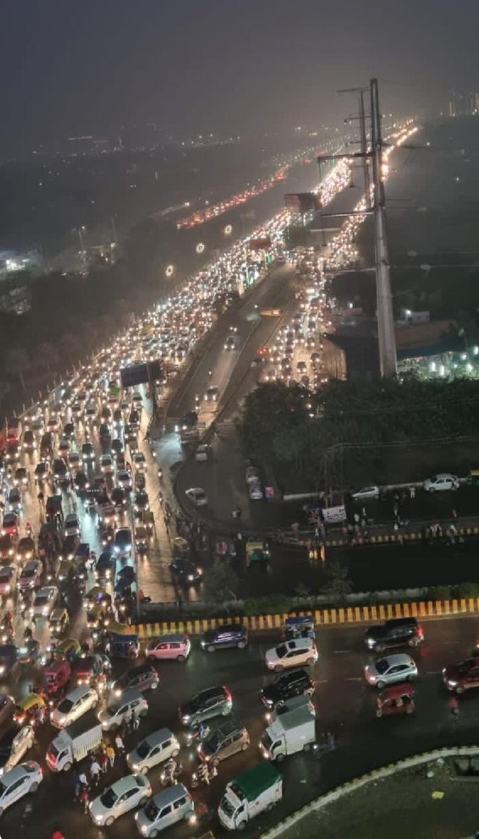 NaveenBhati_'s tweet image. #ग्रेटर_नोएडा: प्लानिंग के बाद भी यह हाल हैं..अगर पुलिस प्लानिंग नहीं करे तो परेशानी का अनुमान लगाना मुश्किल है..
NOTE: #ग्रेनो_वेस्ट का भविष्य...#जाम!
@noidapolice 
@noidatraffic