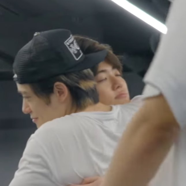njmhae's tweet photo. the way jaemin closes his eyes and melts into hugs ☹️ https://t.co/u02xwwKQz0