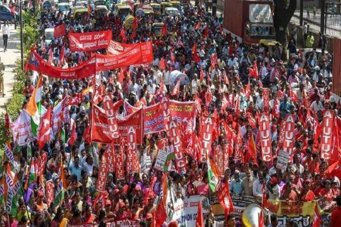 #LabourUnions 

இஸ்ரேலுக்கு இந்தியாவில் இருந்து 90,000 கட்டுமான தொழிலாளர்களை அனுப்புவதற்கு தொழிற்சங்கங்கள் கண்டனம் தெரிவித்து கூட்டறிக்கை வெளியிட்டுள்ளன.

#CITU #AITUC #INTUC உள்ளிட்ட தொழிற்சங்ககளுடன் பாஜகவின் இஸ்ரேல் சார்பு நிலைக்கு எதிராக இந்த அறிக்கையில் பாஜகவின்…