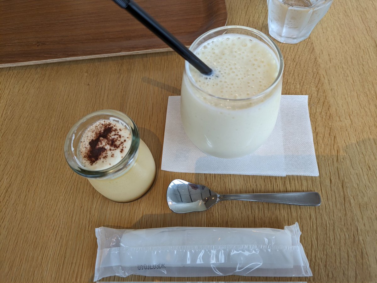 bukky78075404's tweet photo. 茨城県庁
展望ロビーにある喫茶店
(#PANDAMARKET🐼)
#干し芋シェイク(右)
#奥久慈卵のぷりん(左)
をいただきました✨
ごちそうさまでした(^^) https://t.co/K0Plq3PbrJ