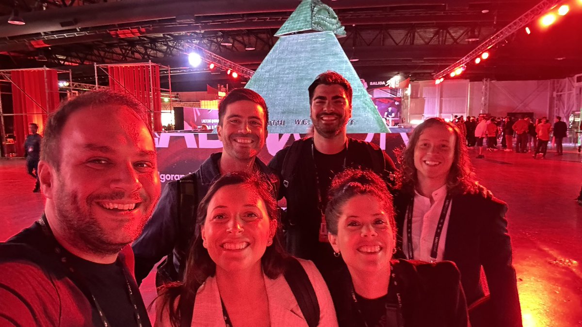 julian_colombo's tweet photo. Va cayendo el equipo de @BitsoArg a @labitconf 

Una que falta siempre llega 1 hora tarde pero no la queremos deschavar https://t.co/MArUHNXDvc