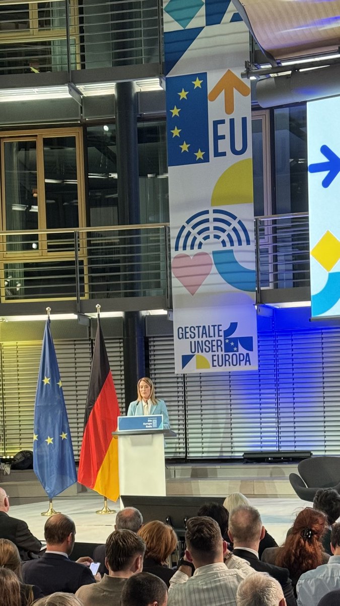 SchwarzkopfStfg's tweet photo. 85 Jahre nach der #Reichsprogromnacht u. 34 Jahre nach dem #Mauerfall sprach gestern @RobertaMetsola zum #StateOfEurope in Zeiten v. Polarisierung, Krieg &amp; Klimakrise. Junge Menschen, auch aus unseren Netzwerken, stellten Ideen für Europas Zukunft vor. 
#EuropaRede23 | @KASonline https://t.co/9J0HthaqbQ
