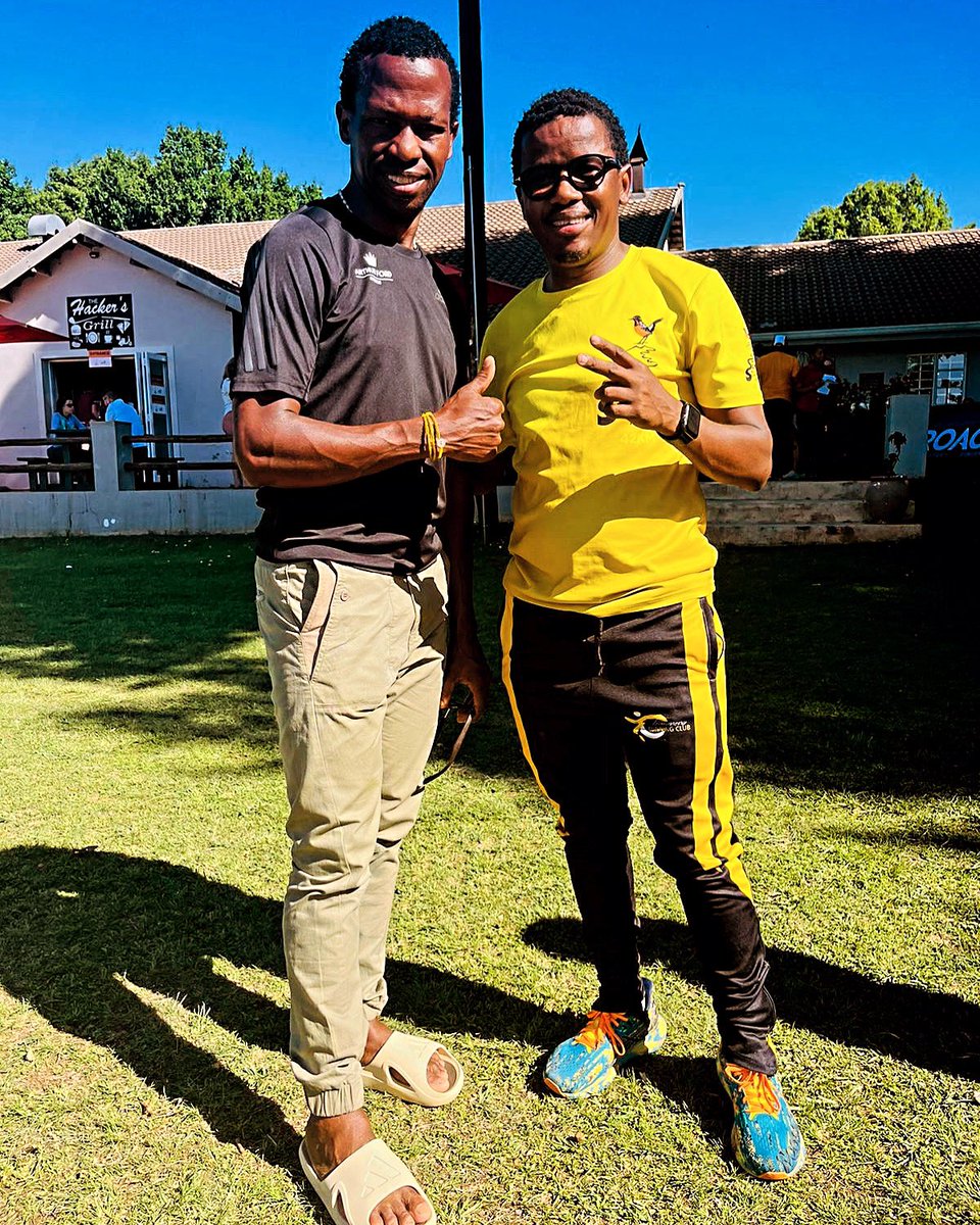 Arrived safely in the province of KwaZulu-Natal and was fortunate to be greeted by the two time Comrades Marathon Champion, Bongumusa Mthembu! 🖤💛 🏃🏾‍♂️ It’s always a good omen to rub shoulders with Champions before the race🤞🏾😜 #sanistagger #stagger2023