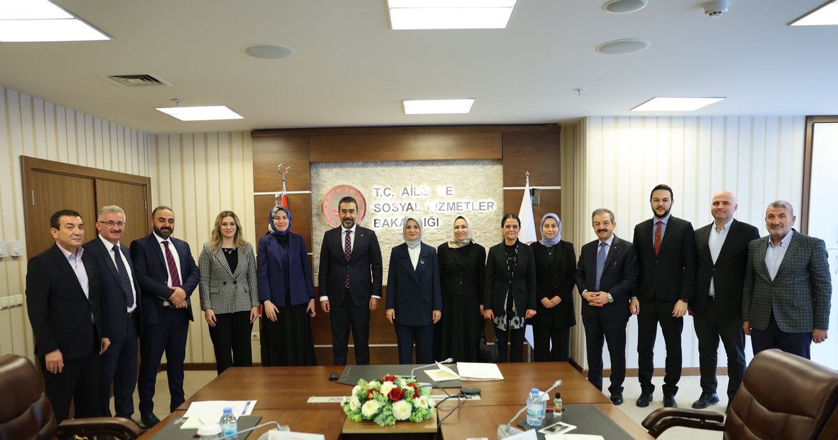 AK Parti Ankara İl Başkanımız Sayın Hakan Han Özcan, Ankara Milletvekillerimiz Sayın Asuman Erdoğan, Sayın Zeynep Yıldız ve İl Yürütme Kurulu Üyelerimizi Bakanlığımızda misafir ettik.

Ankara teşkilatımız, sadece seçim zamanı değil, öncesi ve sonrası süreçlerde de