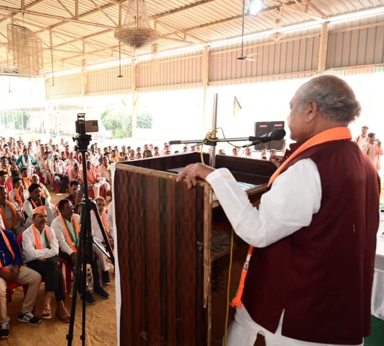 Anilsisodiabjp's tweet photo. केंद्रीय मंत्री मा. @nstomar जी व मध्य प्रदेश के अध्यक्ष मा. @vdsharmabjp जी ने #Sewda विधानसभा की कार्यकर्ता बैठक को सम्बोधित कर कार्यकर्त्ताओं का मार्गदर्शन किया।
सभी कार्यकर्ताओं ने भी पूरे उत्साह से दोनों नेताओं को विश्वास दिया कि कमल खिलता रहेगा और भाजपा जीतेगी। https://t.co/CJhKogQIK9