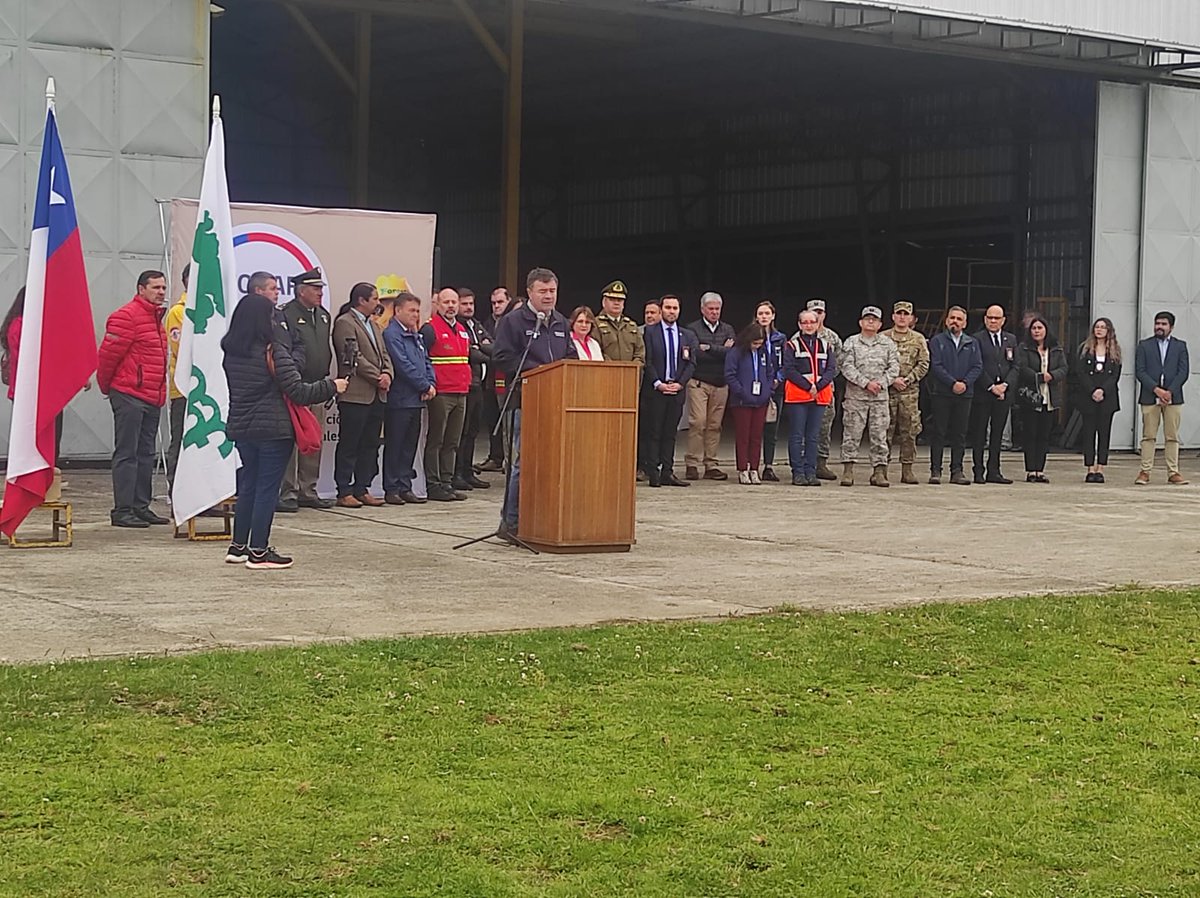 Senapred's tweet photo. Esta jornada, el equipo de #SENAPREDAraucanía, encabezado por su Directora Regional, participó en  el lanzamiento del Plan Operativo ante Incendios Forestales 2023-2024. La actividad contó con la  presencia del Ministro de Agricultura, el Director Ejecutivo de  @conaf_minagri y autoridades Regionales.