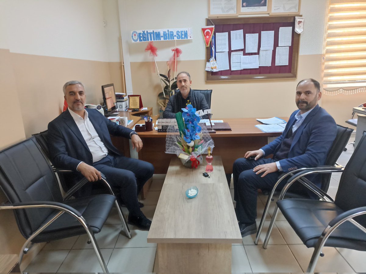ebselazig1's tweet photo. Kaya Karakaya Ortaokulu'na müdür yardımcısı olarak atanan Selçuk Kalınca'ya hayırlı olsun ziyaretinde bulunduk. Kendisine yeni görevinde başarılar diliyoruz. https://t.co/7iXWxo39CS