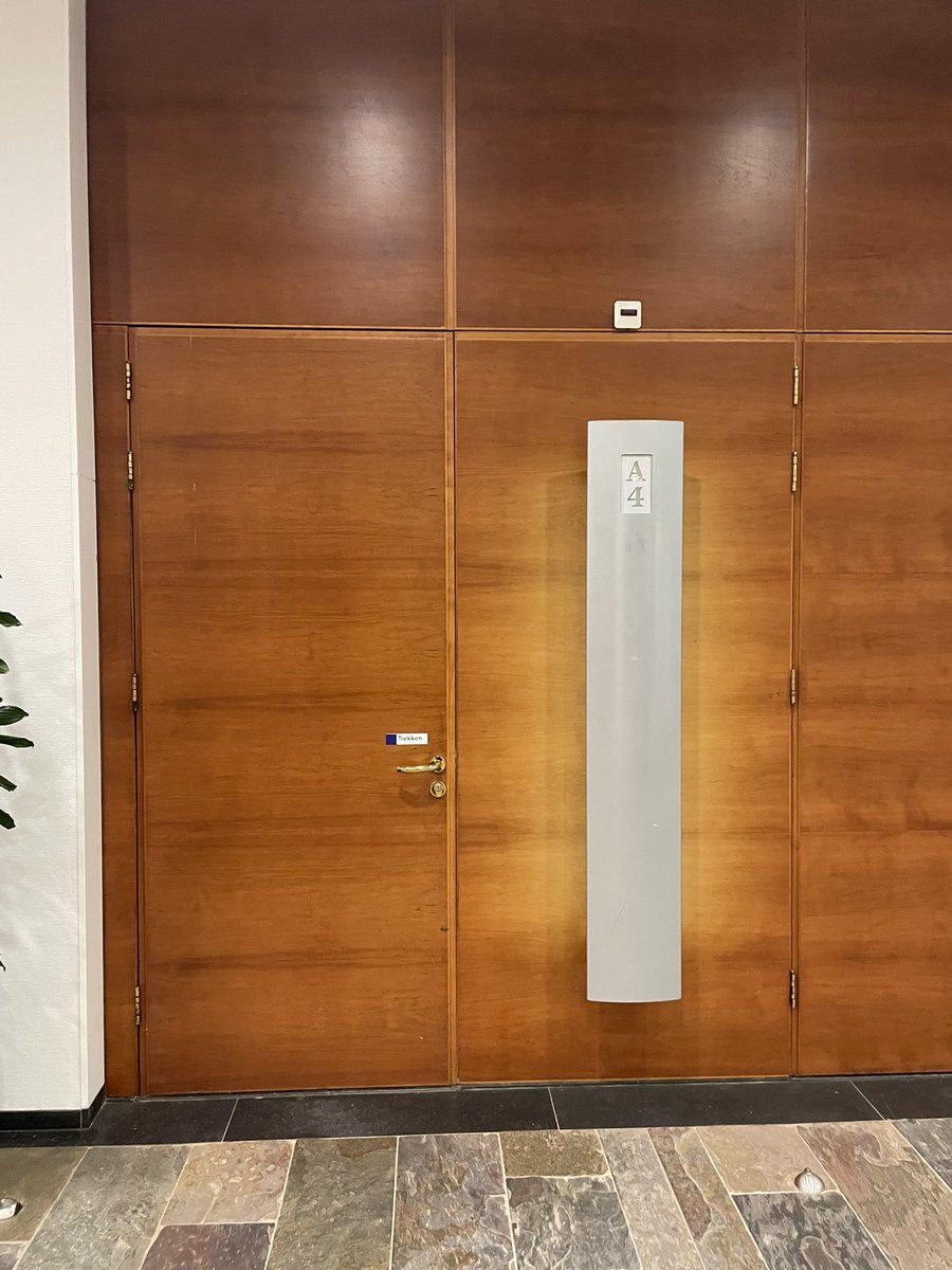 Op <a href="/HofDenHaag/">Hof Den Haag</a>, waar ik jaren geleden achter deze deur in de centrale hal door de raadsheer die de zittingen over de voorlopige hechtenis behandelde verbaal zo hard in de hoek werd gezet, dat ik niet wist waar ik het zoeken moest. De naam noem ik niet, de kenners weten wie het is