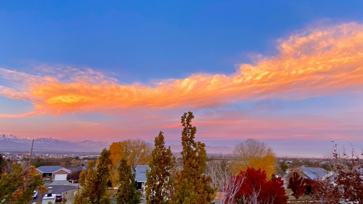 Friday #sunrise looking West, Oquirrh Mtns, Salt Lake City, UT #Utwx #TGIF @AlanaBrophyWX @ThomasGeboyWX @ChaseThomason @weathercaster @dannahyer @spunky_libra @George_hunter20 @RFHGina @UtahBamaFan @BaileyJoy9 #Fallcolors