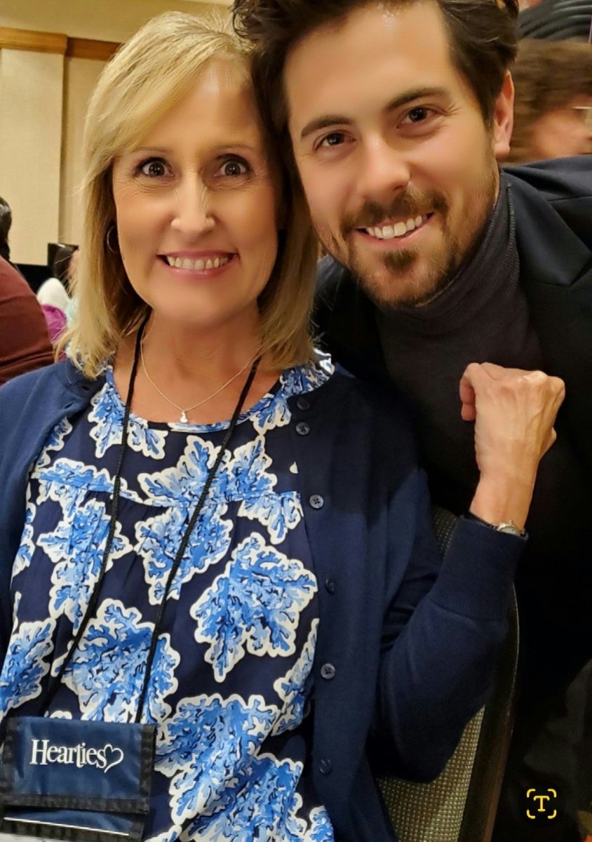 PamelaS02958729's tweet photo. @Laurencountry1 @ChrisMcNally_ Yes! I met him! I even got a hug from him. He's a sweetheart! I'll never forget this moment for the rest of my life! #Myguy #Beautifulmemories #Chreishedmoments #Hesamazing #HairofGlory https://t.co/OE0Ro7vB1g