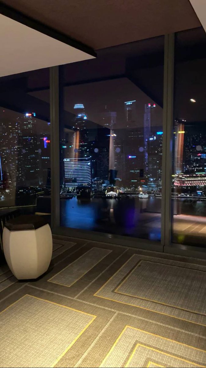 The candlelight flickers, and the soft light warmly surrounds the room, making people feel warm and comfortable.