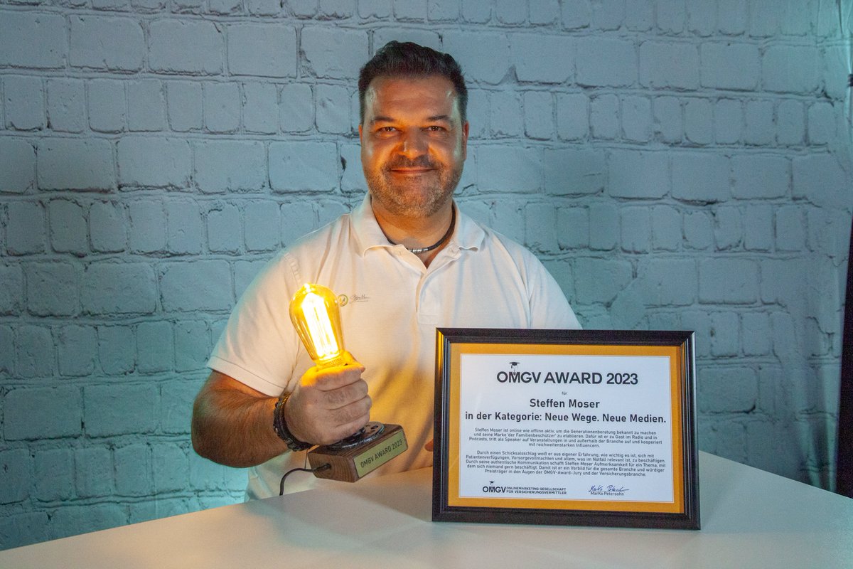 🎉 Der OMGV Award 2024 in der Kategorie Neue Wege. Neue Medien hat nun eine neue Heimat gefunden. Steffen Moser hat diesen in der Kategorie Neue Wege. Neue Medien gewonnen und bei uns etwas verspätet entgegen genommen. #OMGVAward