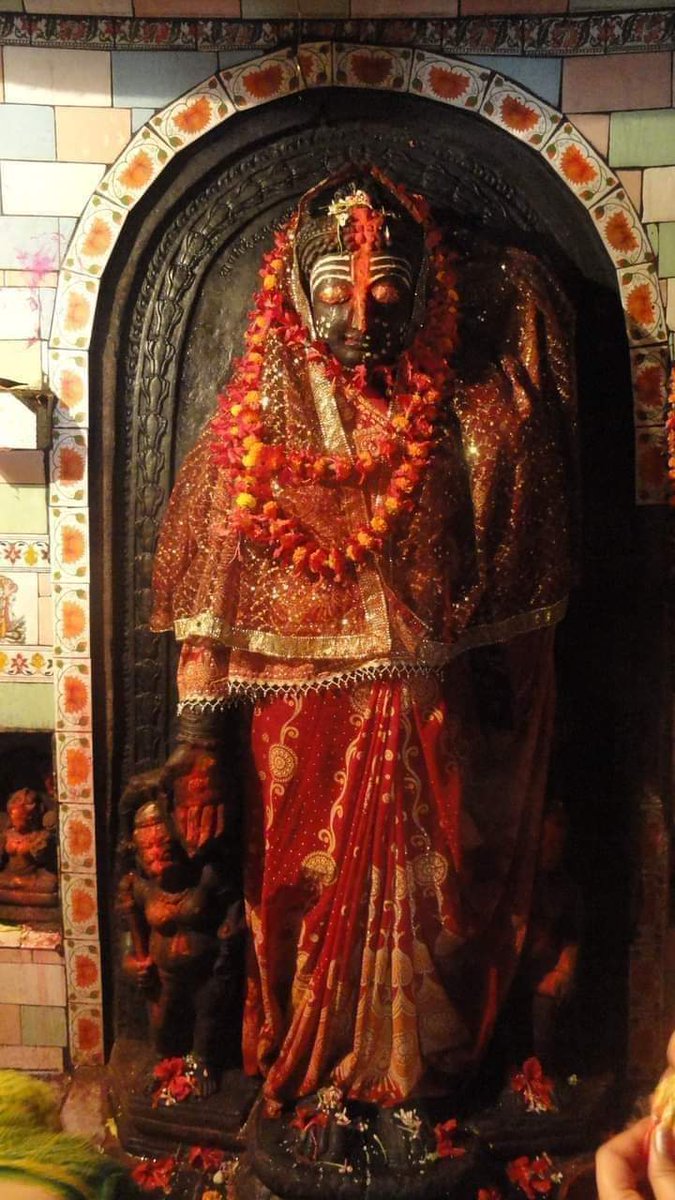 तथागत बुद्ध ही है। लिपि में लिखा है। साड़ी पहनाकर देवी बना दिया गया है।