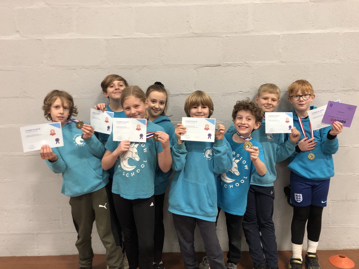 SalisburySgo's tweet image. What a great time at the KS2 badminton festival! Well done to St Andrew’s, @Pittonschool and @WinterslowSch for winning. A big thanks to the @wyvernstedmunds badminton enrichment leaders who gave up their time to train for and lead at this event. You were great