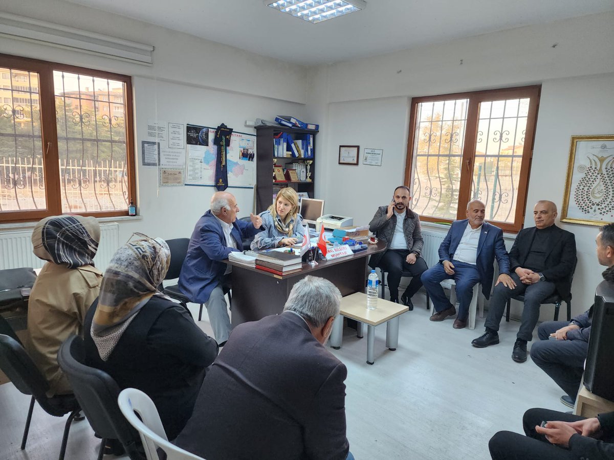 SiracOlmeztoprk's tweet photo. 📍Zafer Mahallesi 

Türkiye Muhtarlar Derneği Malatya Şubesi Başkan Yardımcısı, Zafer Mahalle Muhtarımız Kemal Bulguru'yu ziyaret ederek, mahallemizde yürütülen çalışmalar hakkında bilgiler aldık. Yıkımlar, konteynerlar ve hemşehrilerimizin talepleri konusunda muhtarımızı dinleyerek çözüm noktasında istişarelerde bulunduk.