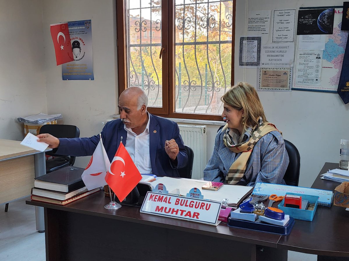 SiracOlmeztoprk's tweet photo. 📍Zafer Mahallesi 

Zafer Mahallesi, Muhtarımız ve mahalle sakinlerimiz ile gerçekleştirdiğimiz toplantımızda mahallemizde depremler sonrası yaşanan yıkım ve enkaz kaldırma sorunları, yaşanan elektrik, altyapı ve telekomünikasyon sorunları ile asayiş konusunda alınan önlemlerin artışı hakkında ilgili kurum müdür ve yetkililerimiz ile görüşmeler gerçekleştirdik.