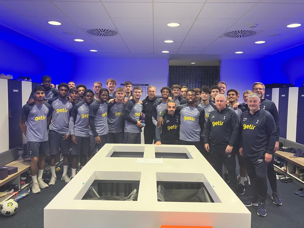Tottenham Hotspur Academy (@spurs_academy) on Twitter photo A team effort 🤍
Coaches and teammates congratulate Jamie Donley after being named #PL2 Player of the Month! 🙌 A team effort 🤍
Coaches and teammates congratulate Jamie Donley after being named #PL2 Player of the Month! 🙌