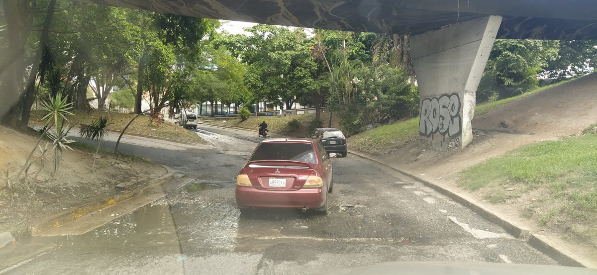 tiobob83's tweet photo. Para cuándo una solución real, duradera en el tiempo, pensada por profesionales y no paño caliente para esta situación en el cruce de Macaracuay con La California? 
@alcaldiasucre https://t.co/QIHs8PmiUi