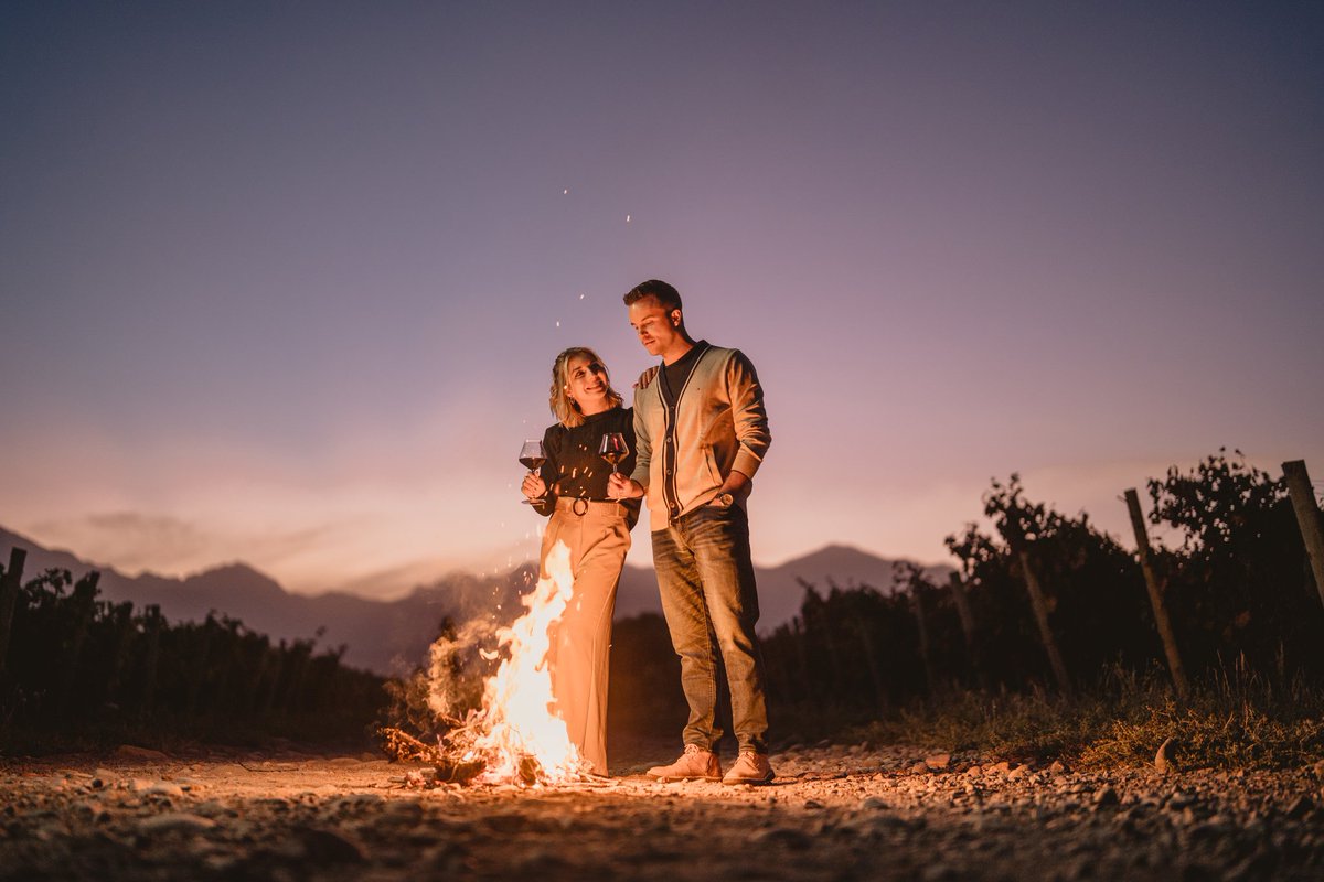 No hay nada como los momentos que se generan alrededor de un vino y un fuego. Cada chispa enciende recuerdos imborrables. 🔥🍷

#FincaElOrigen #WineLovers #Mendoza