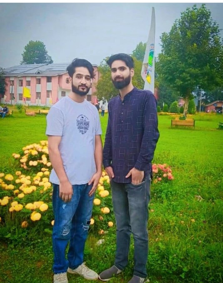 Umerabdullah123's tweet photo. Memories of College
Me and my friends
Days are gone memories are with us
#college_life https://t.co/u8UHauSgev