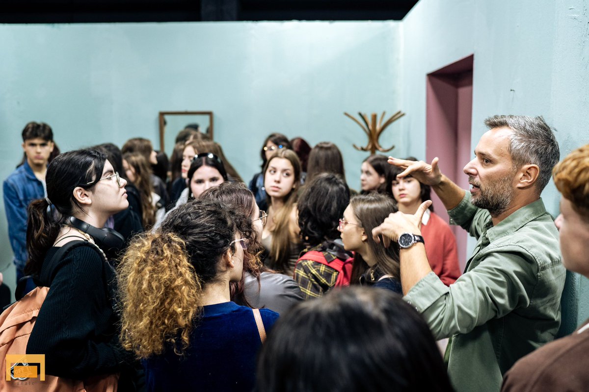 SebiCondu's tweet photo. A fost o placere sa le vorbesc elevilor de la  Liceul de Arte Plastice "Nicolae Tonitza"  despre Cinema. Scoala Altfel. Proiect coordonat in UNATC I. L. Caragiale de  Iulia Voicu. Fotografiile au fost facute de “ochiul” creativ al Deliei, Delia Dobrescu. https://t.co/HIZzbx1KEa