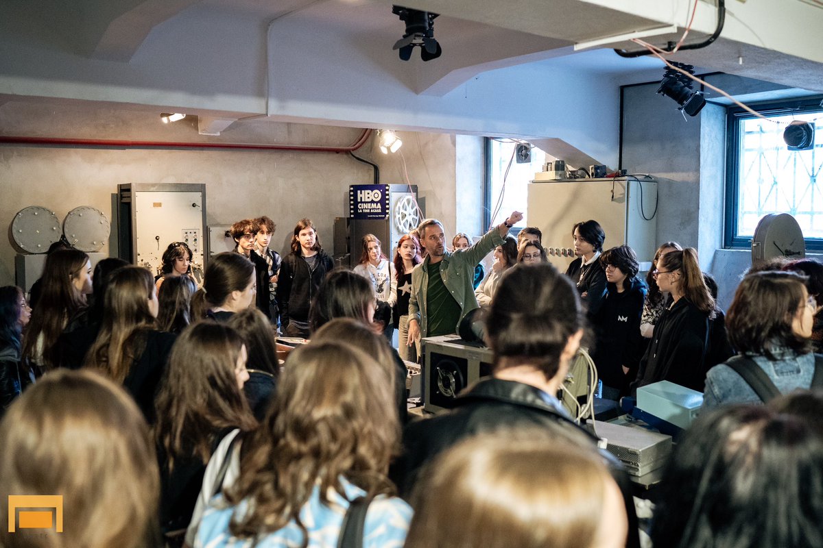 SebiCondu's tweet photo. A fost o placere sa le vorbesc elevilor de la  Liceul de Arte Plastice "Nicolae Tonitza"  despre Cinema. Scoala Altfel. Proiect coordonat in UNATC I. L. Caragiale de  Iulia Voicu. Fotografiile au fost facute de “ochiul” creativ al Deliei, Delia Dobrescu. https://t.co/HIZzbx1KEa